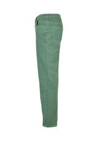 Pantalones de algodón verdes de corte recto, con una cinturilla, un bolsillo trasero y detalles de costura mínimos. Textura suave.
