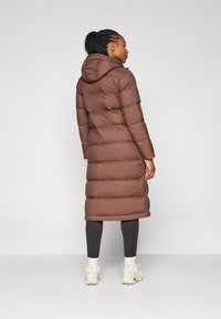 Patagonia SILENT LONG PARKA - Kaput ispunjen paperjem - molasses brown