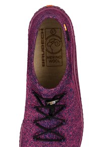 Fioletowy, dziany but z czarnymi sznurówkami, z elastyczną podeszwą, wkładką z wełny merino i widocznym logo marki od wewnątrz.