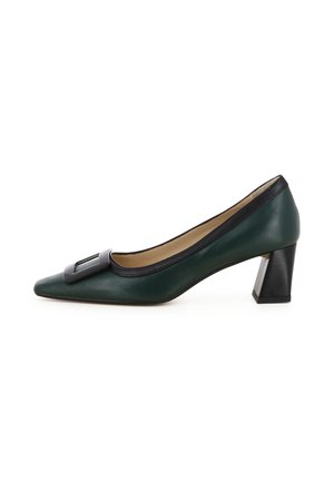 Groene leren pump met een spitse neus en een zwart accentdetail aan de voorkant. Chunky zwart hak biedt stabiliteit. Glad textuur overal.