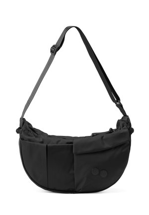 Schwarze schultertasche in Halbmondform mit verstellbarem Riemen, vorderer Reißverschlusstasche und zwei kleinen runden Knöpfen unten rechts.