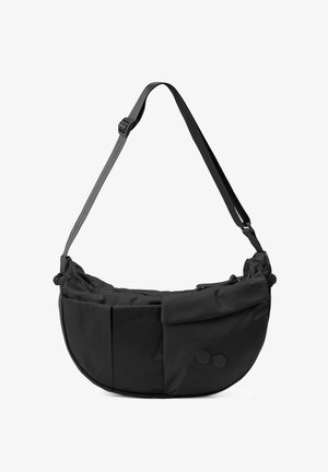 Schwarze schultertasche in Halbmondform mit verstellbarem Riemen, vorderer Reißverschlusstasche und zwei kleinen runden Knöpfen unten rechts.