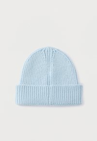 Ανοιχτό μπλε πλεκτό σκουφάκι με διπλωμένο γείσο, που διαθέτει ριμπ υφή και λείο πάνω μέρος, σχεδιασμένο για ζεστασιά και άνεση.