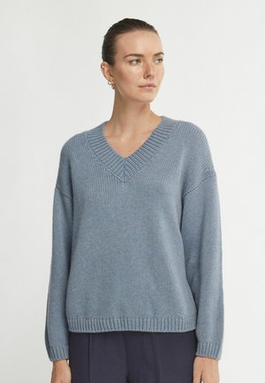 Lichtblauwe gebreide trui met een V-hals, lange mouwen en geribde randen. Zachte textuur en een losse pasvorm, geschikt voor gelaagde outfits.