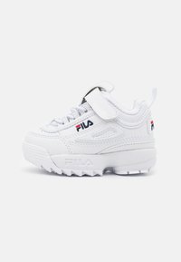 Sneakers bianchi FILA con una tomaia in pelle texturizzata, chiusura con lacci e una fascia in Velcro, e una suola in gomma robusta con battistrada pronunciato.