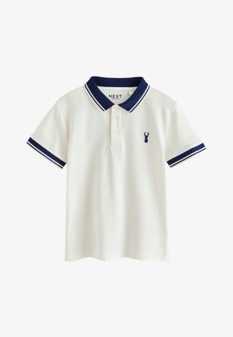 Polo blanc à manches courtes avec col et poignets bleu marine, trois boutons, et un petit logo cerf bleu marine sur la poitrine gauche.