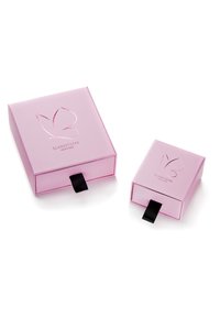 Roza darilne škatle različnih velikosti, z obliko izrezanega metulja, opremljene s črnimi potegalkami in embosiranim besedilom "Glanzstücke München".