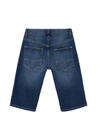Shorts en denim de couleur bleu foncé avec une coupe droite, dotés de deux poches arrière et de coutures contrastées. Texture lisse avec un design décontracté.