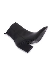 Czarne skórzane botki do kostki z wydłużonym noskiem i grubym obcasem. Posiadają szczegółowe przeszycia oraz boczny zamek błyskawiczny ułatwiający zakładanie.