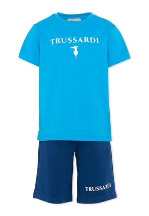 Completo con maglietta a maniche corte azzurra brillante e pantaloncini blu scuro, entrambi con scritta e logo bianco "TRUSSARDI" per bambini.