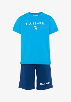 Jasnoniebieska koszulka z krótkim rękawem i ciemnoniebieskie szorty, oba z białym napisem i logo "TRUSSARDI" dla dzieci.