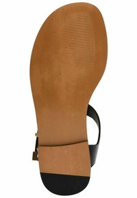 Černá sandál s plochou hnědou gumovou podrážkou a texturovaným povrchem. Obsahuje široký popruh a malou zlatou sponu.