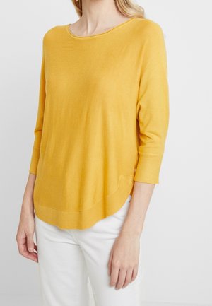 Maglione leggero giallo a maglia con scollatura a barca, maniche a tre quarti e un orlo leggermente curvo. Presenta una texture liscia.