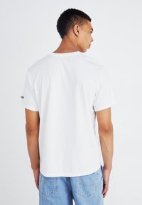 Levi's® RELAXED FIT - Trükipildiga T-särk - white
