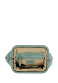 Mjukt grönt läder inuti väskan med en beige tygfoder, med en dragkedjeficka och en etikett. Rundad form med vadderad textur.