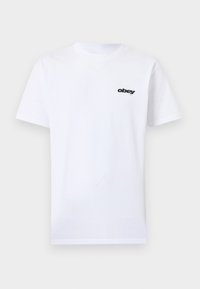 Λευκό κοντομάνικο μπλουζάκι με μικρό μαύρο λογότυπο "obey" στο αριστερό στήθος, εμφανιζόμενο από μπροστά σε απλό φόντο.