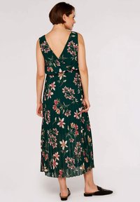Blumen-Maxikleid aus grünem Stoff mit V-Ausschnitt, ärmellosem Design, plissierter Textur und rosa und weißen Blumenmustern.