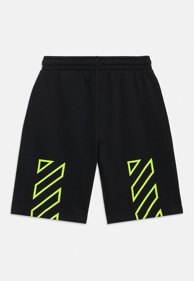 Μαύρο σορτς με ελαστική μέση και γεωμετρικές ρίγες νέον κίτρινου χρώματος στο κάτω μπροστινό μέρος και των δύο ποδιών, τοποθετημένα επίπεδα σε λευκό φόντο.