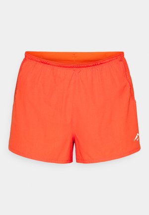 Heled oranžid ujumispüksid tekstureeritud pinnaga, elastse vöökoha ja küljetaskutega. Allservas on väike valge logo.