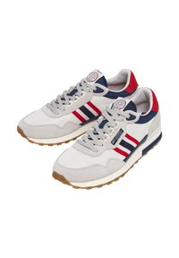 Sneakers da uomo in tela grigia chiara con strisce blu navy e rosse, dettagli in suede, suola in gomma e design a punta arrotondata.