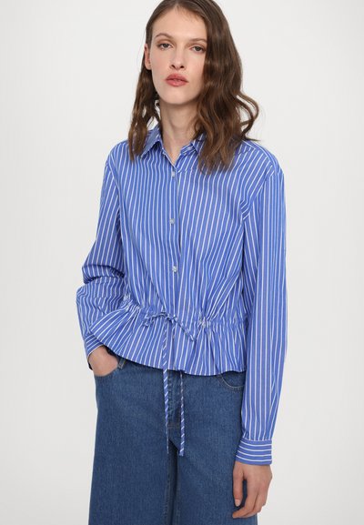 Blus i blå och vit randig design, knapppad fram, insvängd midja med knyt, lång ärm, lätt tyg och slät textur.