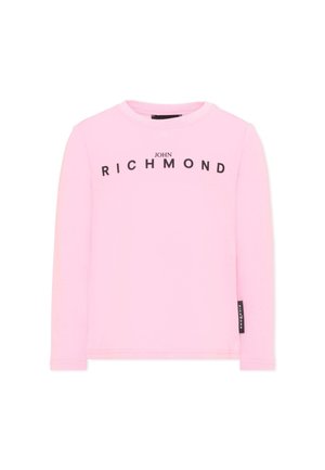 Lichtroze shirt met lange mouwen met zwarte tekst "JOHN RICHMOND" over de borst en een klein zwart label op de zijnaad.