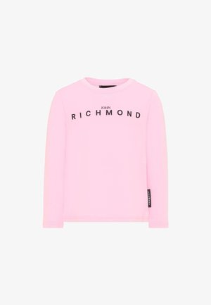 Lichtroze shirt met lange mouwen met zwarte tekst "JOHN RICHMOND" over de borst en een klein zwart label op de zijnaad.