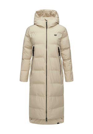 Beige lang pufferjakke med hætte, kviltet design, front lynlås og sidelommer. Glat tekstur, justerbare elementer, ingen synlige mønstre.