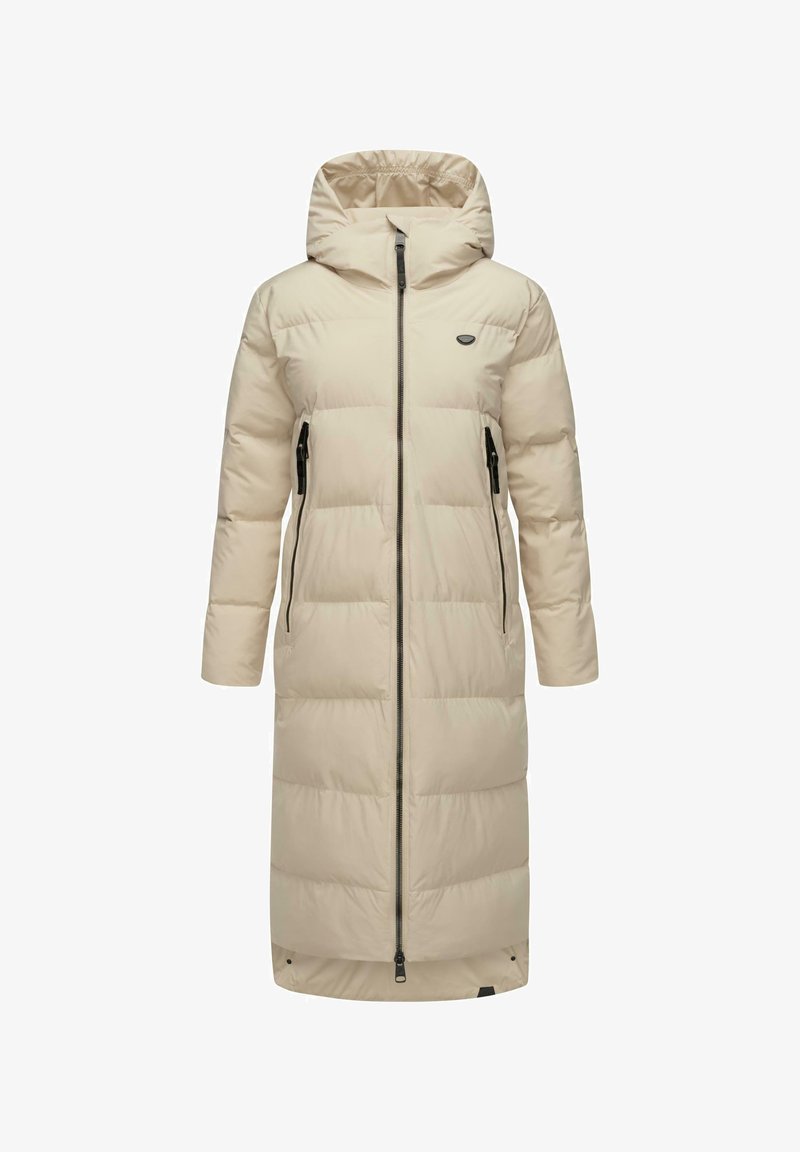 Abrigo largo de plumas beige con capucha, diseño acolchado, cremallera frontal y bolsillos laterales. Textura suave, elementos ajustables, sin patrones visibles.