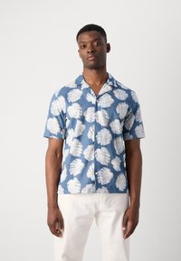 Korte mouwen shirt van blauwe stof met een bladerenpatroon in het wit. Het heeft een kraag en knopen, en is gemaakt van lichtgewicht materiaal.