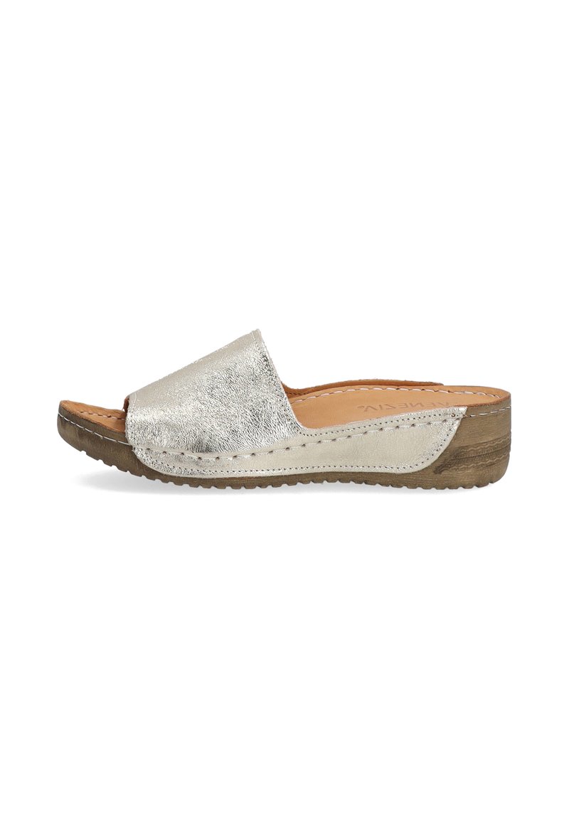 Open-toed slide sandaal met een metallic zilveren bovenkant, zachte textuur en een lage, gestructureerde bruine zool. Bevat gestikte details aan de zijkanten.