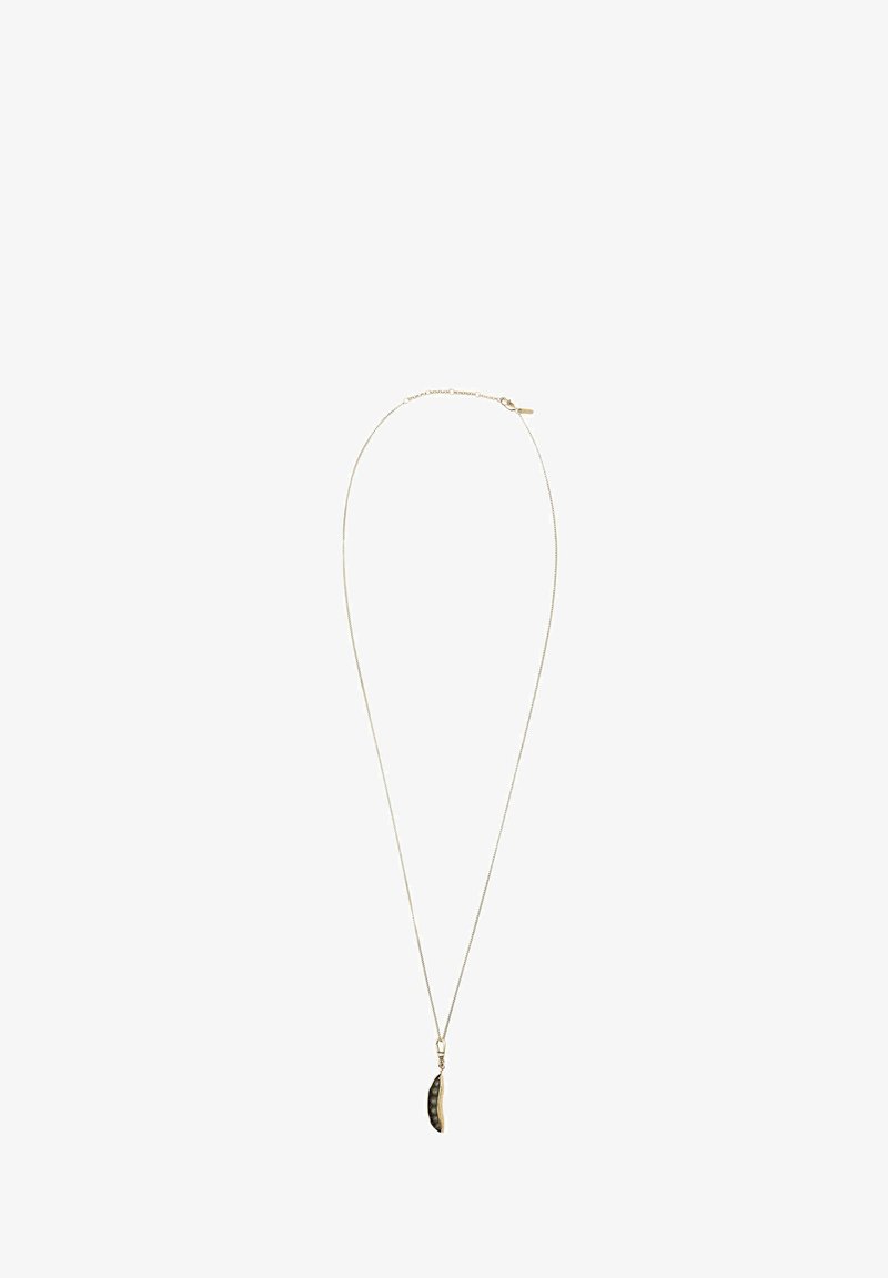 Gouden ketting met een gebogen, schelpachtig hangertje met een donkere, gestructureerde oppervlakte. Eenvoudig ontwerp, geschikt voor het combineren met andere kettingen of als op zichzelf staand sieraad.