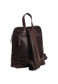 Zaino in pelle marrone con due manici superiori, tracolla regolabile, scomparti con zip e superficie liscia.