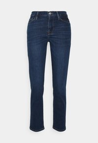 Jeans de denim oscuros ajustados con pierna recta, costuras en contraste, bolsillos frontales y un botón de metal en la cintura.