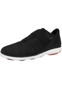 Scarpa sportiva nera con una tomaia texturizzata, fascia elastica sul collo del piede e suola in gomma bianca e rossa. Materiale in mesh traspirante.