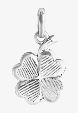 Sølv firkløver vedhæng med en poleret overflade og indgraverede linjemønstre. Inkluderer en lille løkke til fastgørelse.