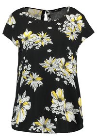 Sort bluse med korte ærmer, præget af et blomstermotiv i hvidt og gult. Nøgnehulsdetalje i ryggen; let, svævende stof.