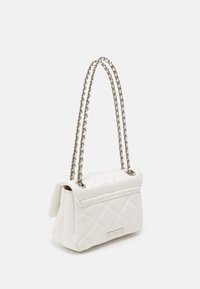 Borsa bianca trapuntata con pattern triangolare, catene argento per le spalline e chiusura a patta. Presenta una tasca frontale e una texture in pelle liscia.