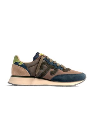 Sneaker multicolore realizzato con materiali in suede e tessuto, con punta rotonda, lacci di colore contrastante e suola in gomma texturizzata.