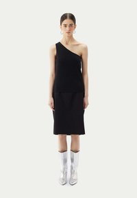 GOBI Cashmere MIT EIN-SCHULTER AUSSCHNITT  - Linne - black