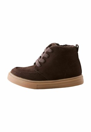 Braune Wildleder-Stiefeletten mit grauen Schnürsenkeln, runder Spitze und gepolstertem Kragen. Gummisohle in einem hellen Beige.