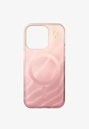 Przezroczyste etui na telefon z różowym gradientowym wzorem, okrągłym oznaczeniem MagSafe oraz złotym logo w prawym górnym rogu.