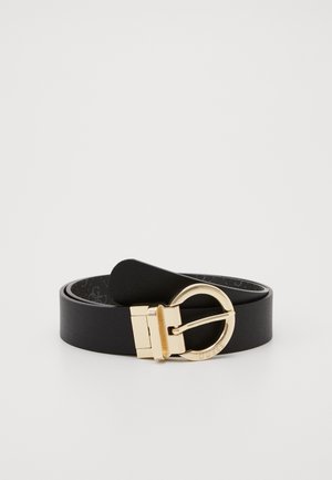 Sort læderbælte snoet med en skinnende gylden rund spænde indgraveret med "GUESS" på en hvid baggrund.