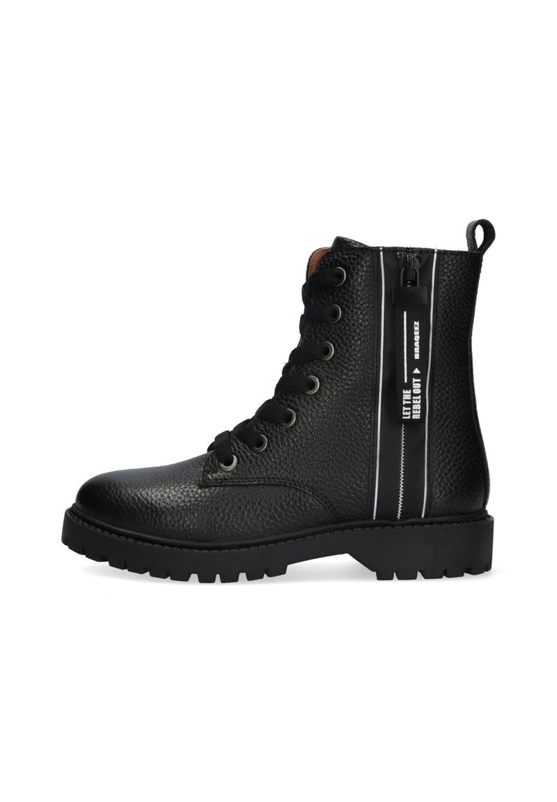 Stivaletto nero realizzato in pelle texturizzata con punta rotonda, lacci frontali e cerniera laterale, caratterizzato da testo e strisce bianche. Suola spessa.