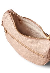 Borsa a tracolla in pelle texture color rosa cipria, con zip dorate e una tasca interna. Presenta una fodera liscia e scomparti con doppia zip.
