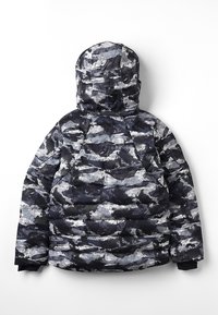Pádový kabát v námořnické a šedé kamuflážní vzoru, s kapucí a strukturovanou tkaninou. Na zadní straně má potisk s logem.