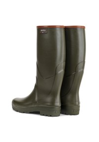 Botas de lluvia de goma verdes con un acabado mate, diseño hasta la rodilla, acento marrón en la parte superior y suelas texturizadas con tacos para mayor agarre.