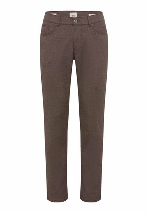 Pantaloni in tessuto marroni con design slim fit, dotati di tasche anteriori e posteriori, chiusura con zip e bottone. Materiale testurizzato.