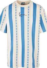 Blå och beige randig t-shirt i bomull, med vertikala ränder med pilar som mönster och en svart signatur på framsidan.