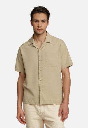 Rövid ujjú, galléros ing világos bézs anyagból, egyetlen mellzsebbel és gombos elülső résszel, sima textúrával.